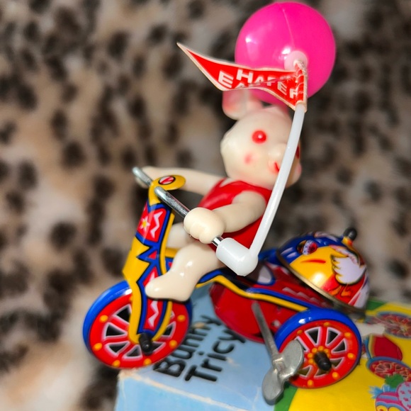 -Vintage 1986- Happy Easter Bunny on Tricycle with Bell and Windup Turn-Key - Picture 4 of 11